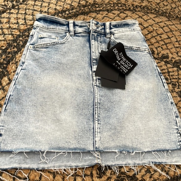 DECJUBA size 6 NEW denim skirt. Has stretch. - Picture 8 of 8